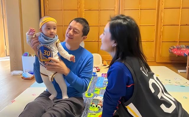 李亚鹏|李亚鹏全家户外野餐！1岁女儿眼神不对疑斜视，穿李嫣旧衣好节省