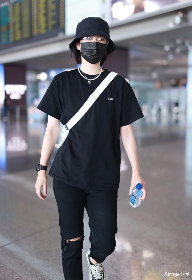姚安娜 姚安娜风格变了不少，全黑look秀女团身材，短发看着好清爽