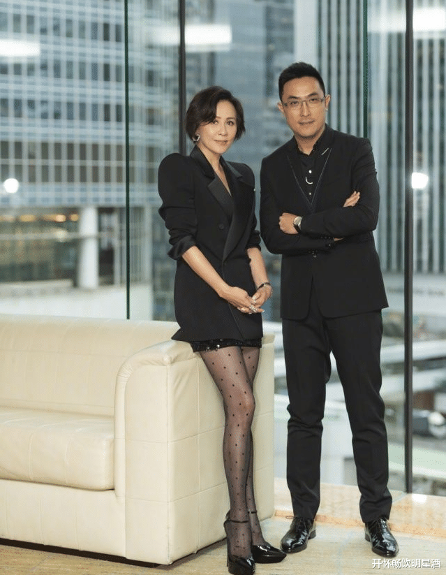 刘嘉玲 黑色西服搭配斑点丝袜，刘嘉玲的短发风采，网友：真帅气！