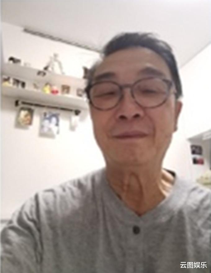 刘松仁|刘松仁摔伤后罕见出游!不用拄拐杖精神好,站上千年古树兴奋拍照