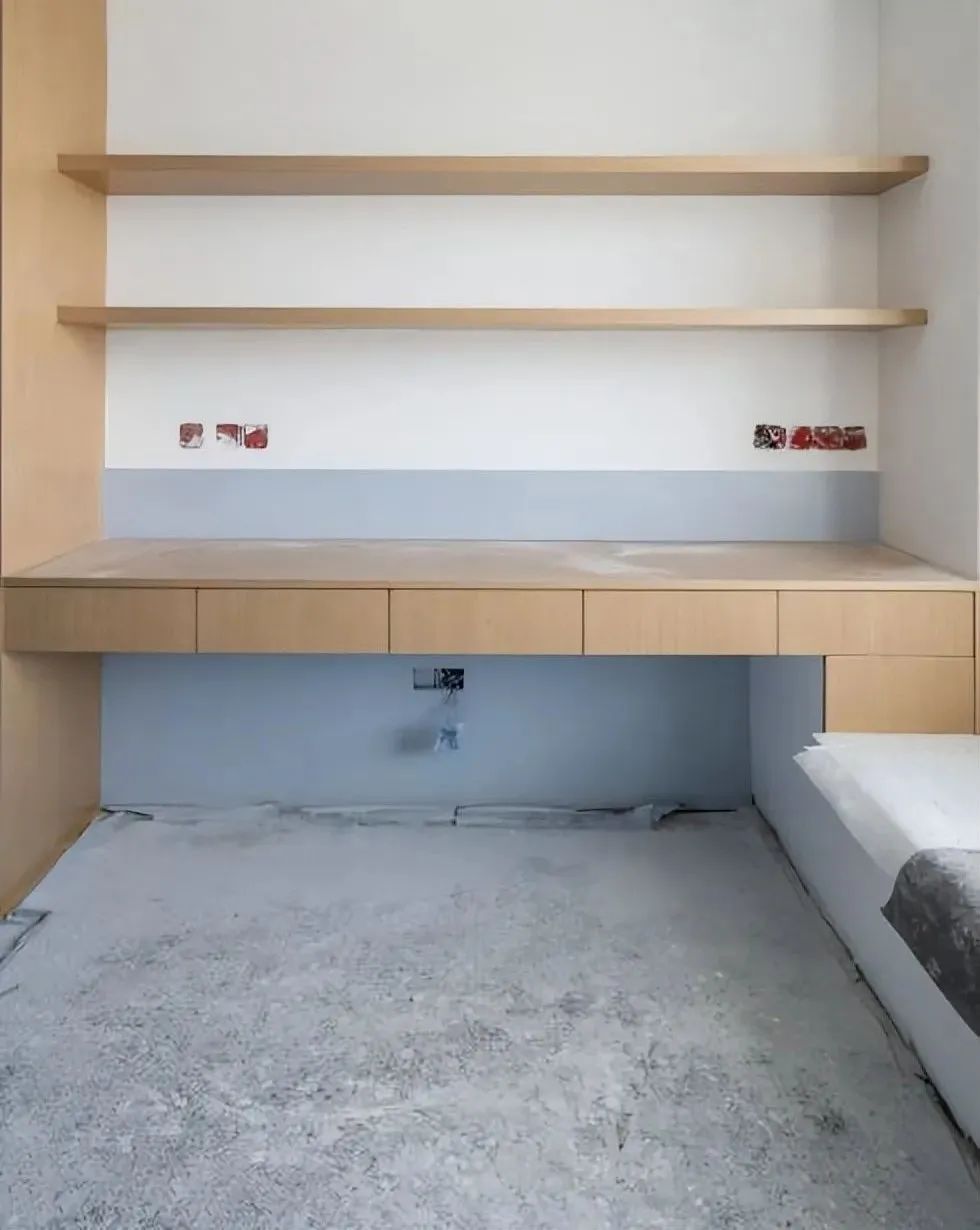 其实飘窗不能砸更省钱,这样跟书桌组合在一起,收纳办公更实用!