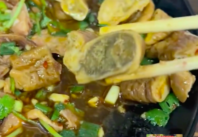 女子称在单位食堂吃出肥肠中的粪便,餐厅:可以退钱,还送两瓶水,当事人:不接受,至今没吃饭