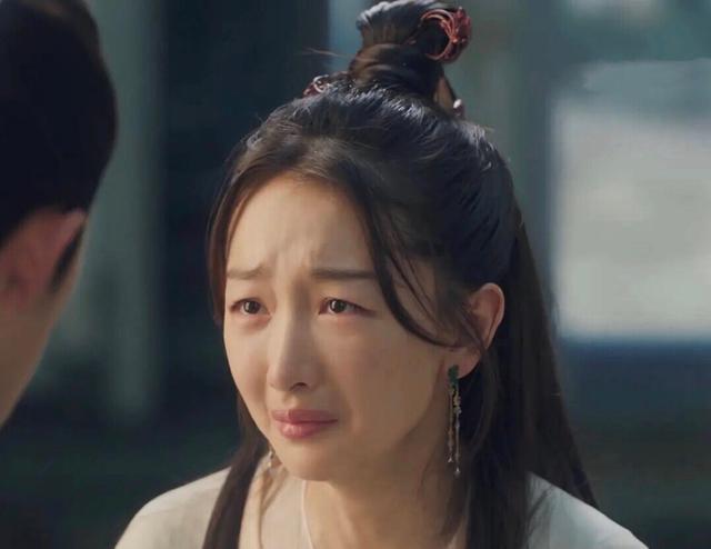 周冬雨|群演发文痛斥周冬雨：她素质很差，当众竖中指，本人很矮很瘦小