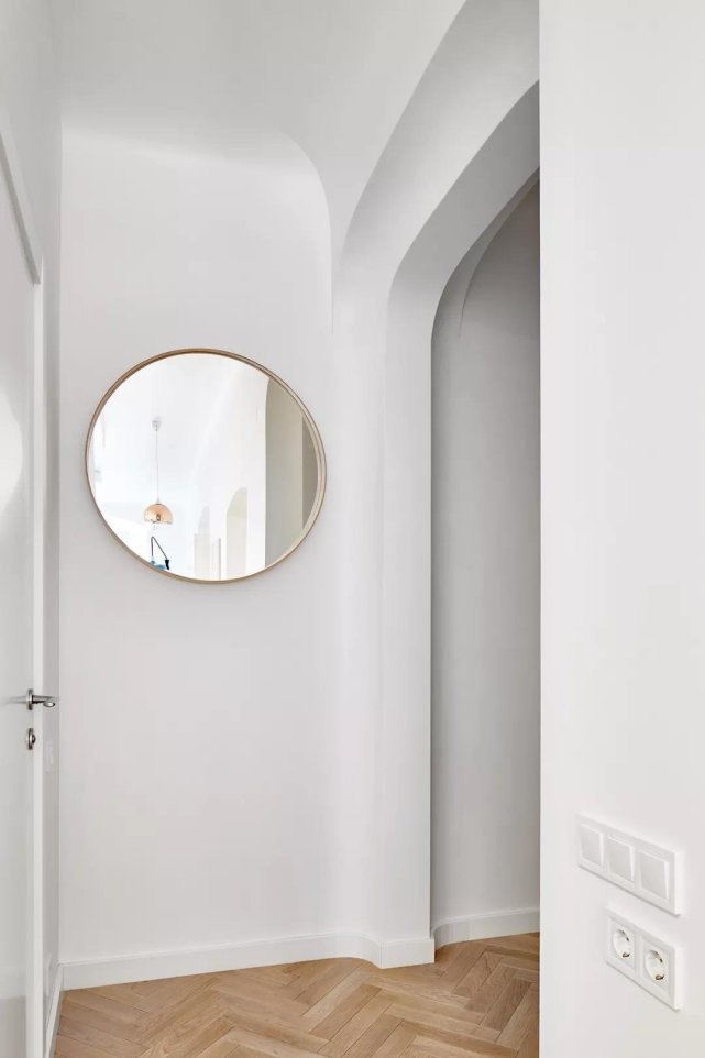 83平混搭风二居室,一张橘色沙发客厅空间,卧室只有榻榻米好吗