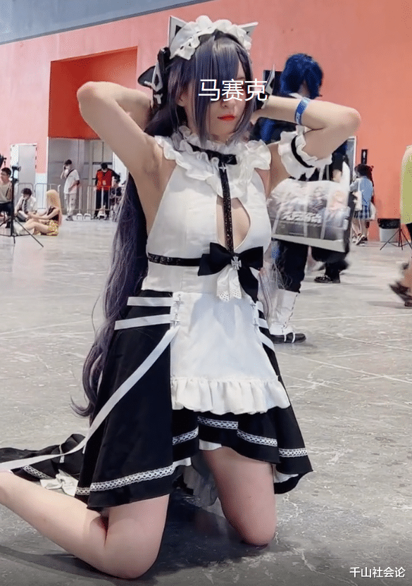 女孩跪在地上玩Cosplay,面对镜头狂摆姿势,网友:绝不让女儿玩