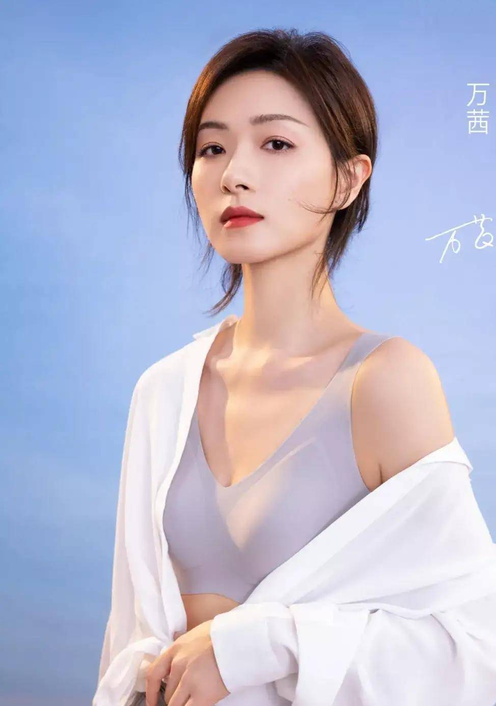 万茜|万茜李小冉代言衣服一个纯一个欲,哪种效果让你有购买欲?