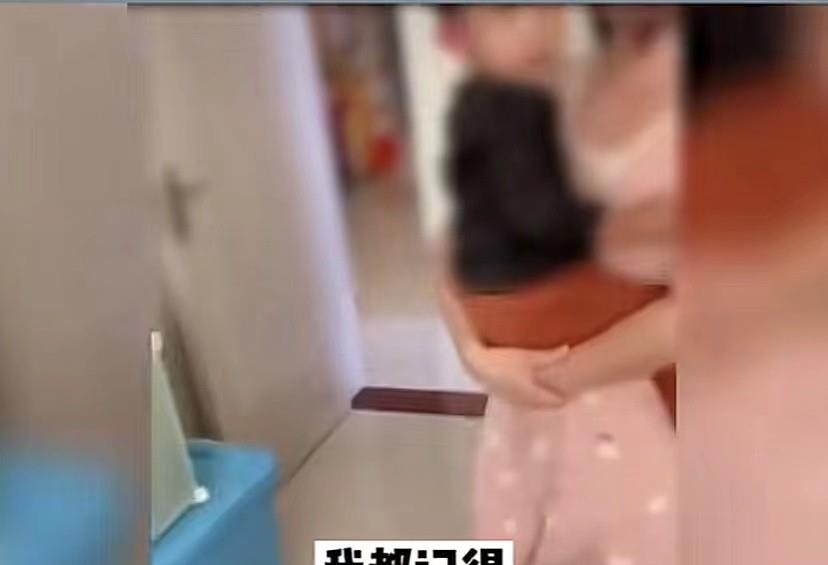 回顾丈夫回家后, 发现有男子在自家衣柜里, 妻子他是来修水龙头的