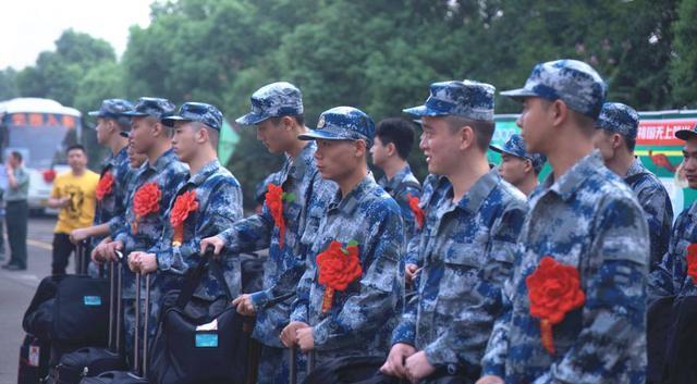 大学生|2022征兵传来好消息，达到条件的大学生，有望实现“带编入伍”