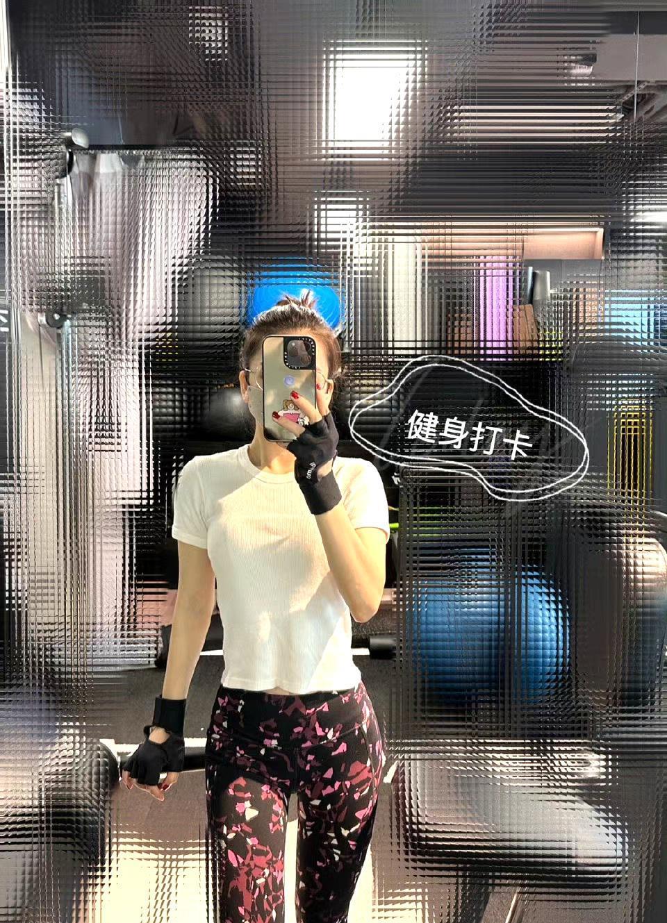 方媛|方媛晒日常照，项链上刻大女儿名字，健身照打马赛克有心机