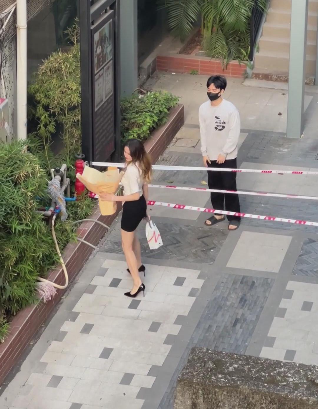 广东精神小伙给“女神”送花,女子冷漠接下,转身将花扔进垃圾堆