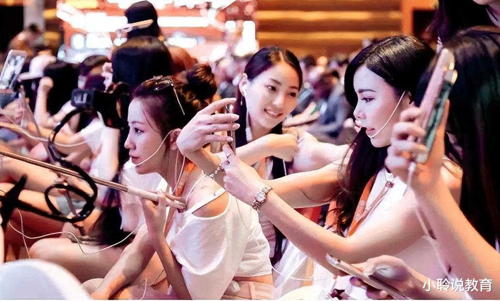 00后|一张私企工作照走红,00后和90后的区别显露无疑,80后看完沉默了