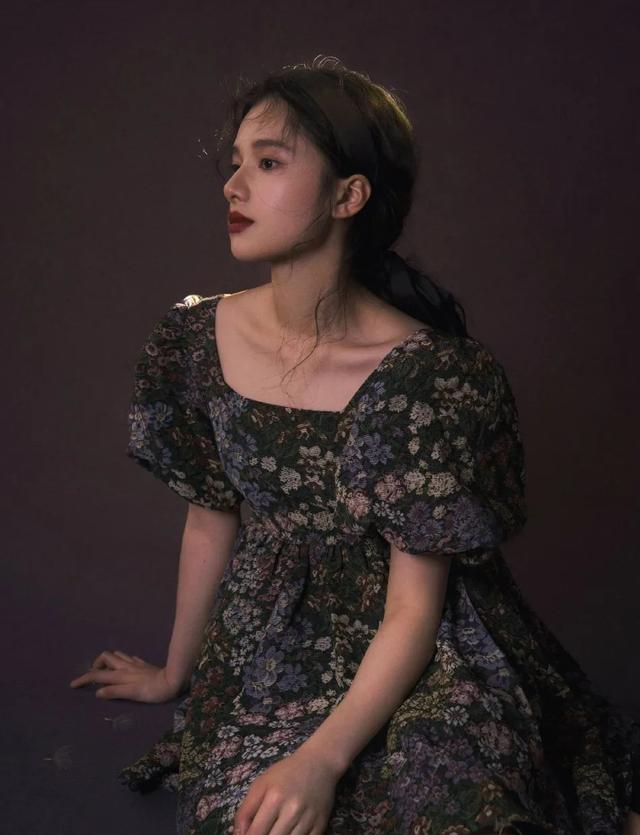 漫威|张婧仪身穿碎花裙超靓丽!肤白貌美足够明艳动人