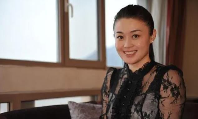 |关婷娜：21岁签约赵本山公司，长得漂亮39岁还单身，父母一直为她担心