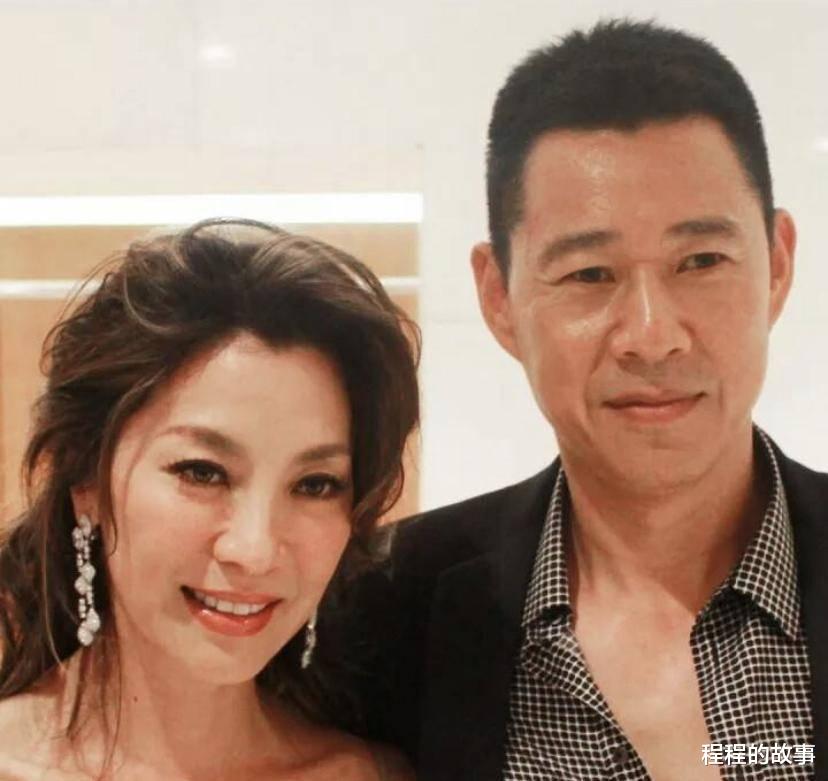 张丰毅|张丰毅豪车带妻子兜风，二婚颜值不如前妻吕丽萍，婚后无子也恩爱