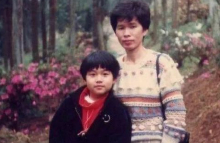 周杰伦|著名歌手周杰伦与母亲合影，竟被母亲艳压一头，实属难得