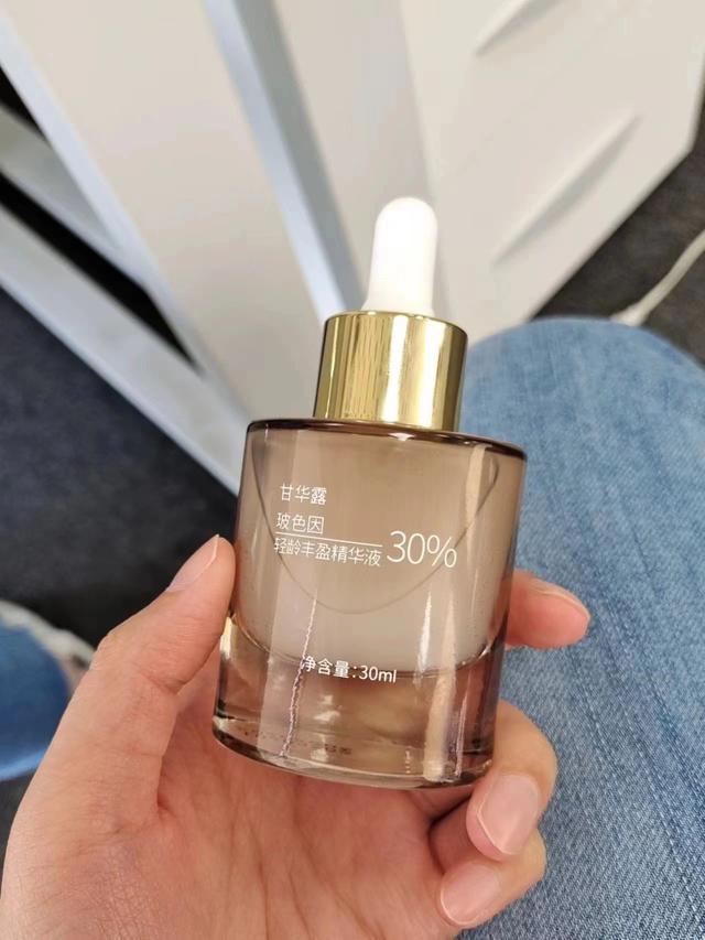 50岁的女人，护肤建议多涂2霜1精华，润白皮肤，用和不用差距大