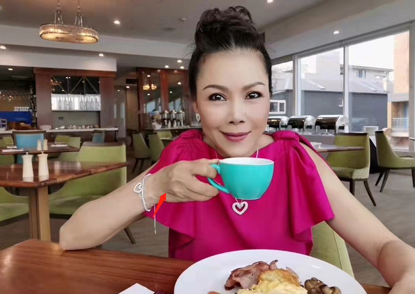 田震|田震归国晒隔离生活,56岁面容依旧精致,退隐多年仍是歌坛大姐大