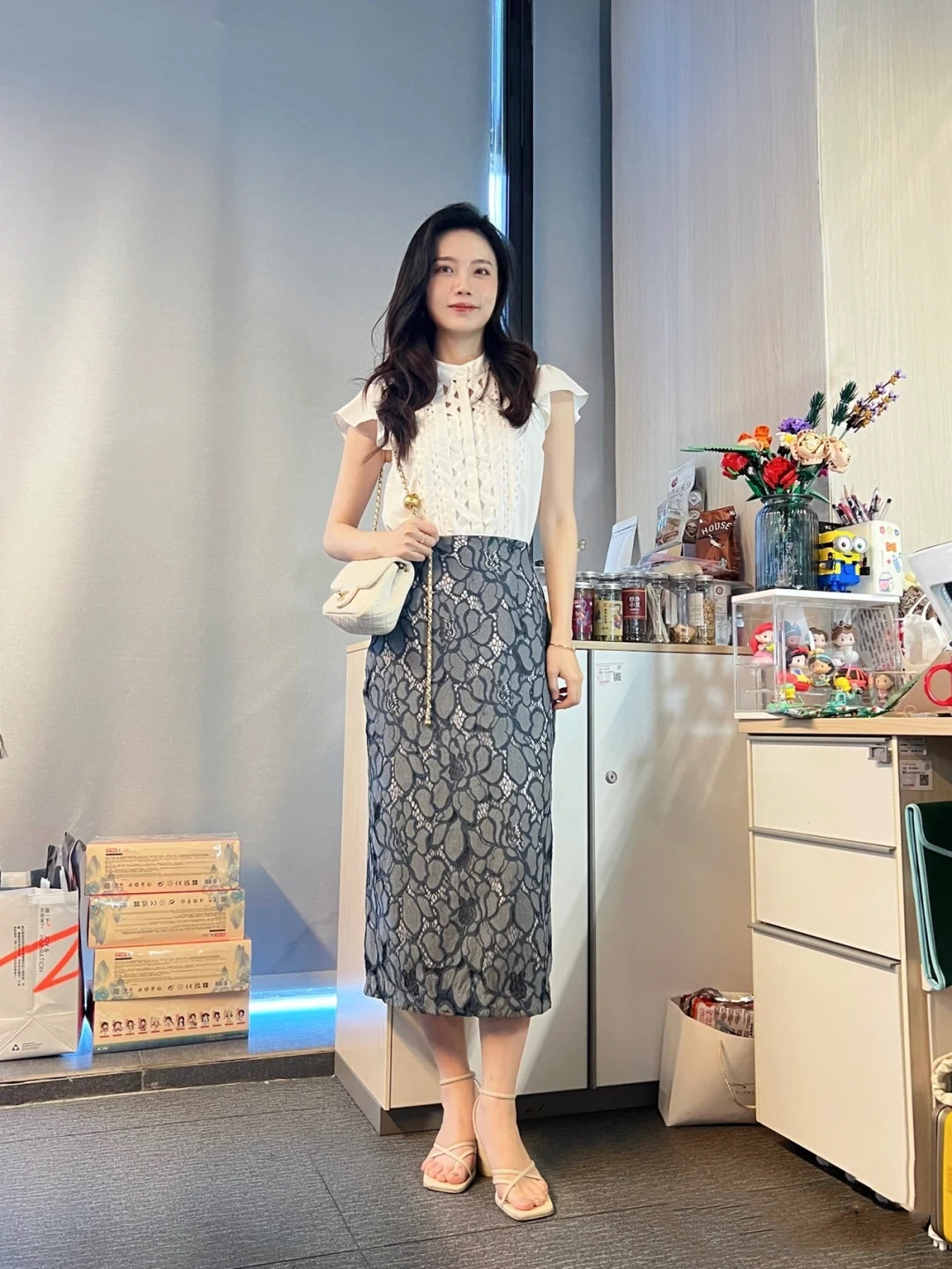 穿衣搭配|被这位姐姐的“办公室打扮”美到,裹出腰线显腿长,镜头前好美