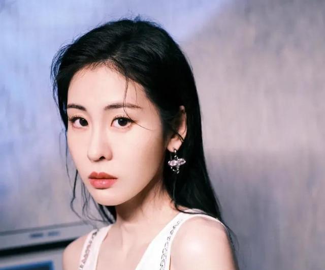 华晨宇|华晨宇被拍和一女子牵手回家