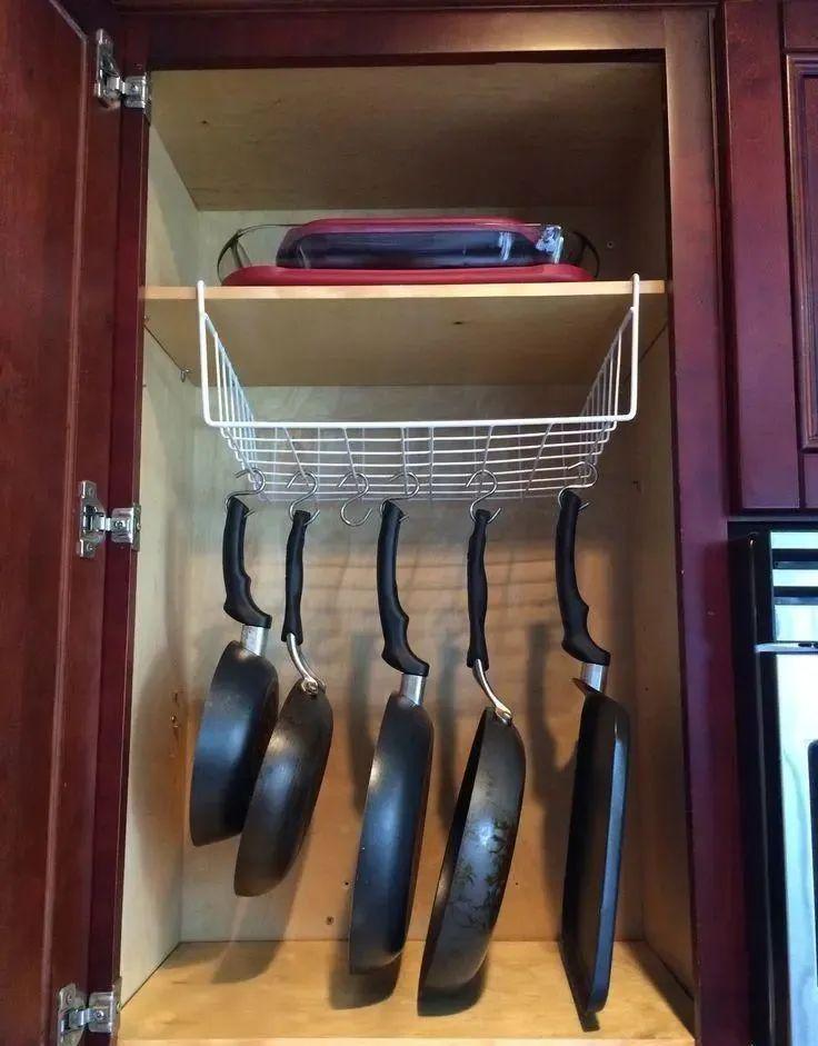 柜内收纳不要一块隔板,用铁艺置物架代替,钱省了,实用性也不低