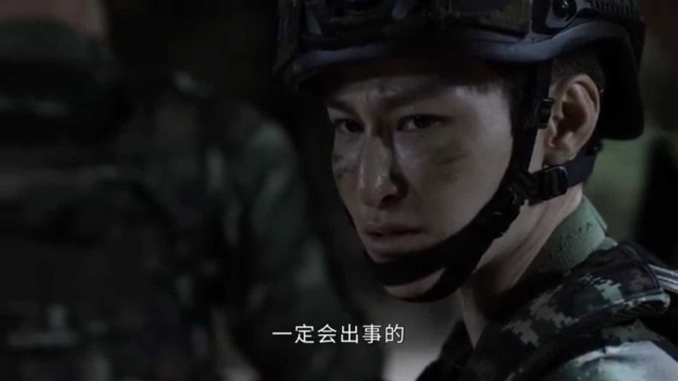 燕破岳|《特战荣耀》三人修罗场：孤狼给燕破岳送围巾，却被艾千雪撞见