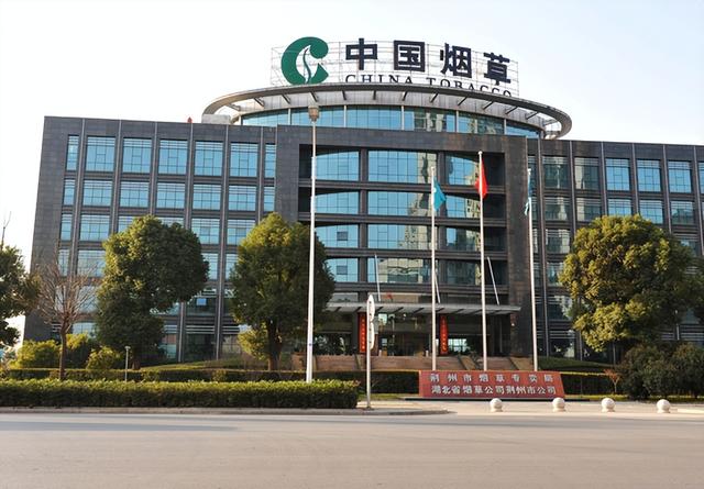 穿衣搭配|情侣双双入职烟草公司,发出的薪资明细让人羡慕,年终奖属实可观!