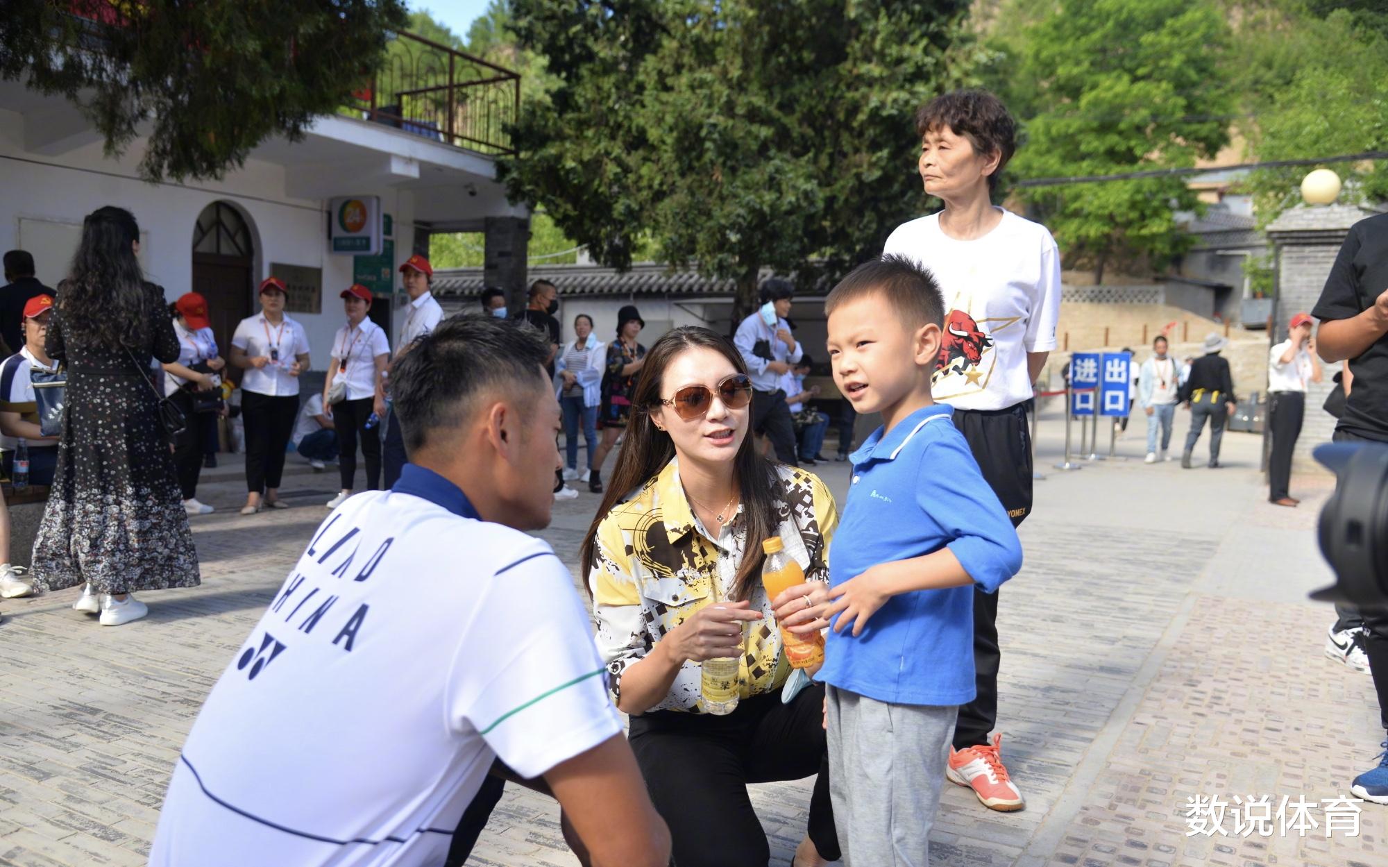 林丹|林丹谢杏芳羡慕吗？师弟谌龙会疼媳妇，带一家人游玩妻子笑得真甜