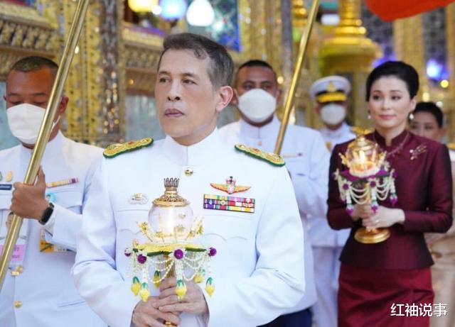 苏提达|苏提达王后妩媚动人，一袭石榴裙稳居C位，牢牢锁定泰王目光