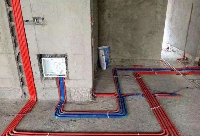 工人把电线布得乱七八糟,邻居家不但没责备,反而还给他加工钱