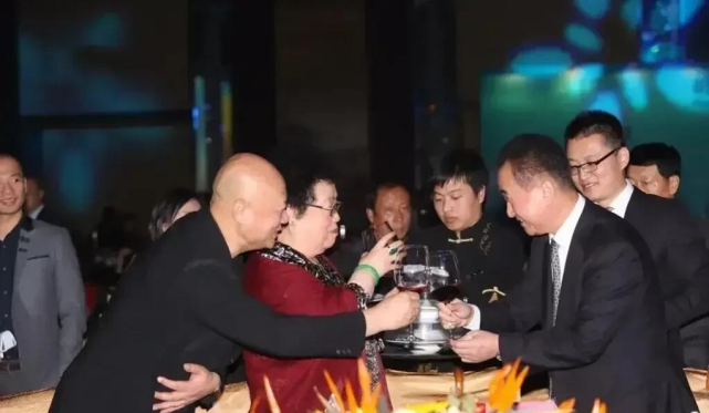 王健林|陈丽华带“唐僧”迟重瑞去和王健林聚餐，王健林对陈丽华卑躬屈膝