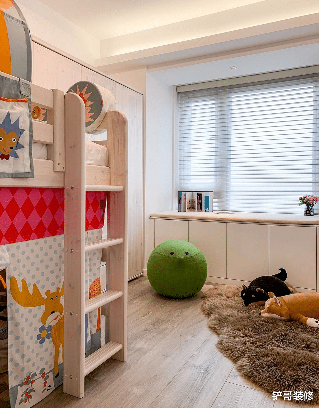 崇尚自由的业主，运用白灰色装饰，创造精致的生活空间