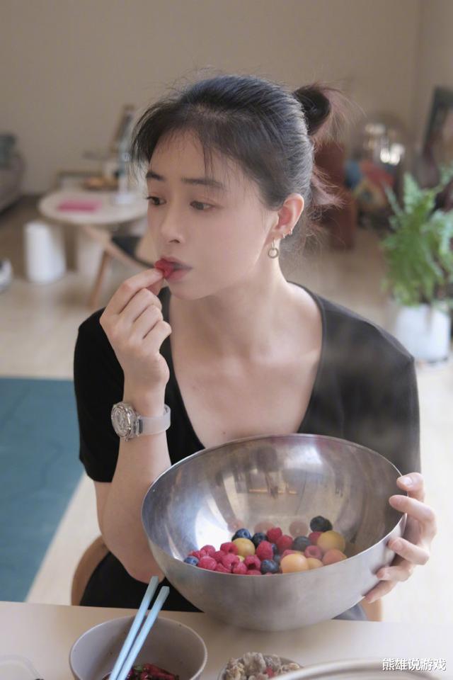 蒋欣|39岁蒋欣近照瘦出新高度，巴掌脸天鹅颈超优越