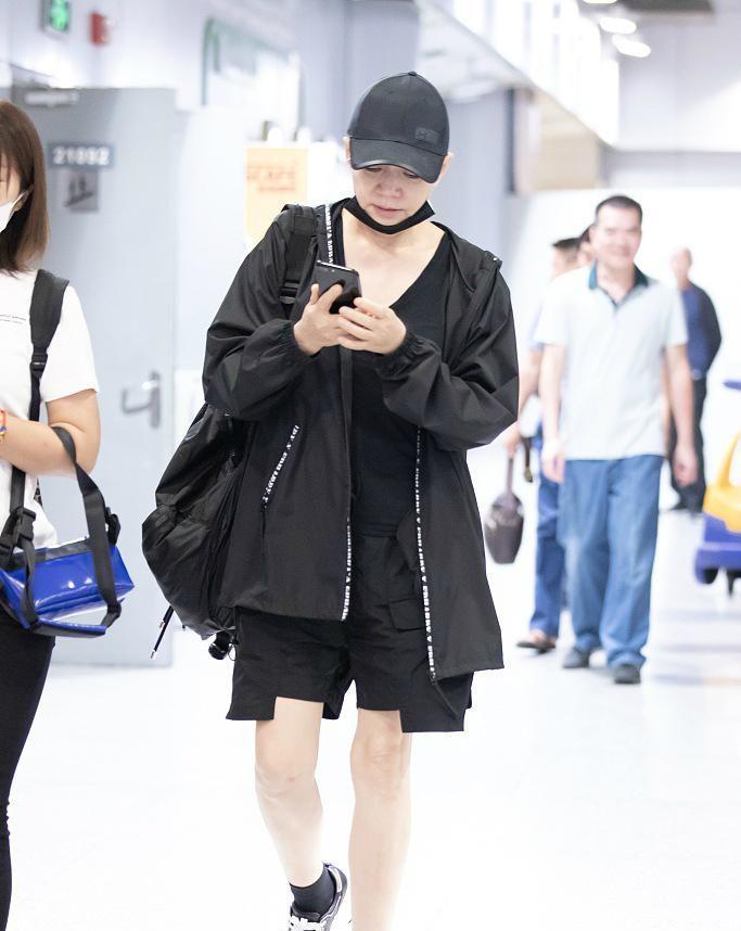 宋丹丹|宋丹丹一家三代合影,儿媳产后脸圆润身材没恢复,跟婆婆像姐妹