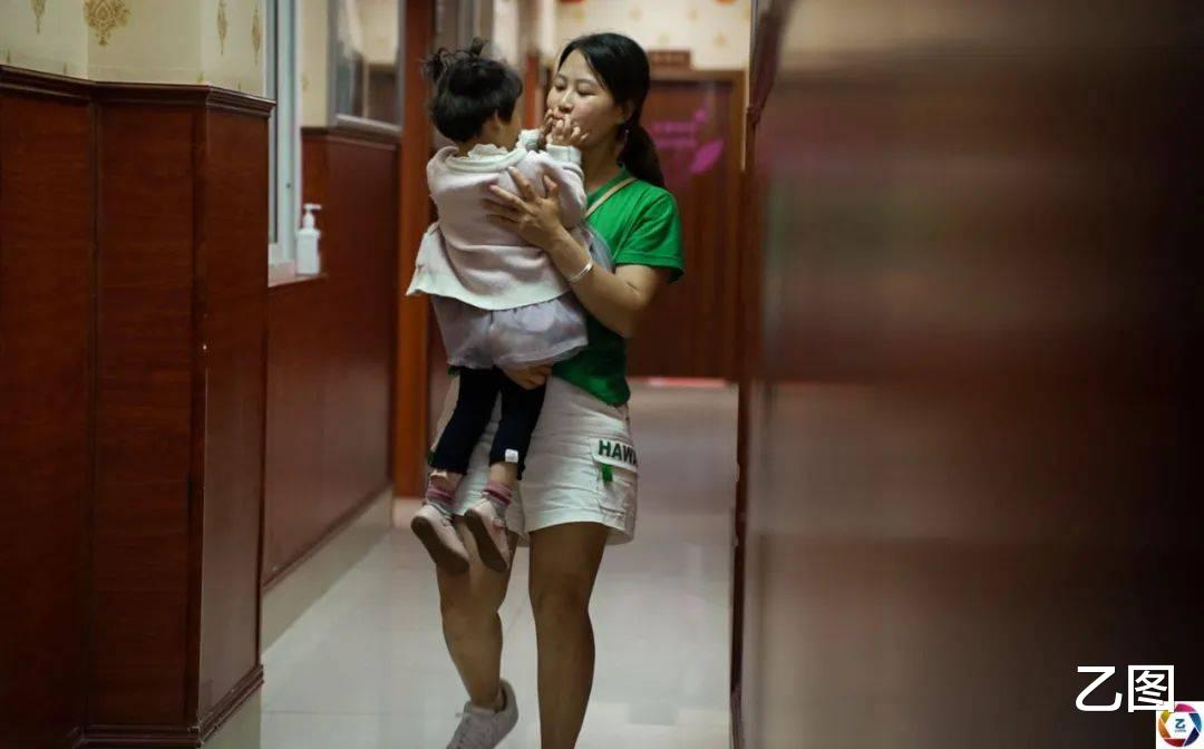 女童患重病无治,妈妈用仅有的钱给她买了一件新衣,谁知等来奇迹