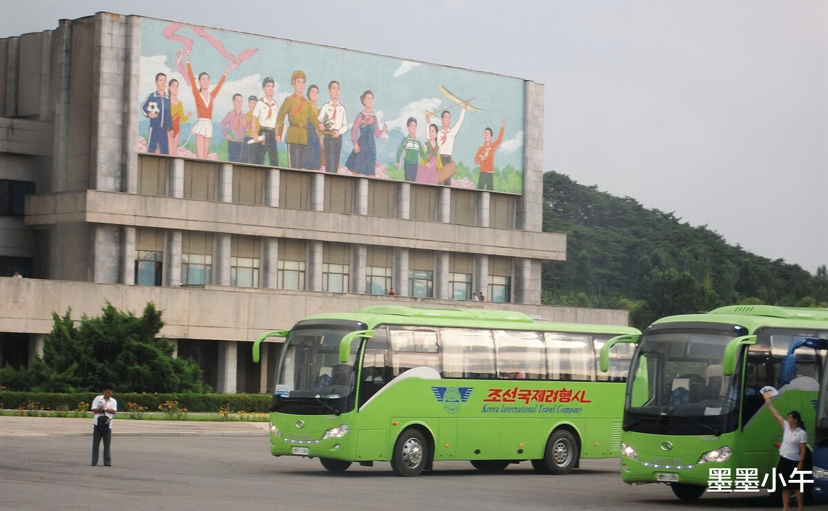 这是朝鲜人自己造的公交车,是不允许外国游客坐的