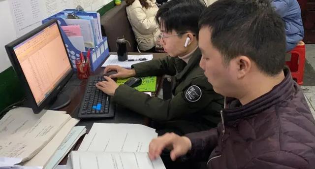 幼儿园|爸爸在家急得抓耳挠腮，被女儿拍下，网友：他只是想捞学生一把