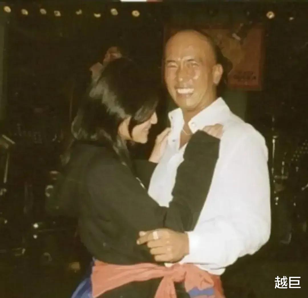 TVB|女演员咏梅晒自己年轻的时候的旧照片，感慨说回看自己，也有过性感的青春