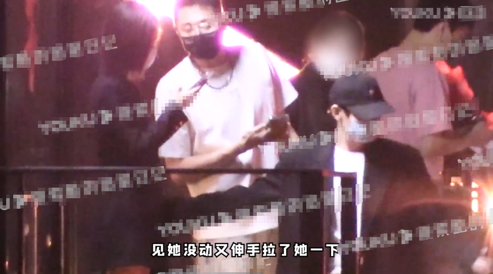 俞飞鸿|李一桐与小鲜肉被拍!两人穿情侣装同回酒店,男方行为霸道引热议