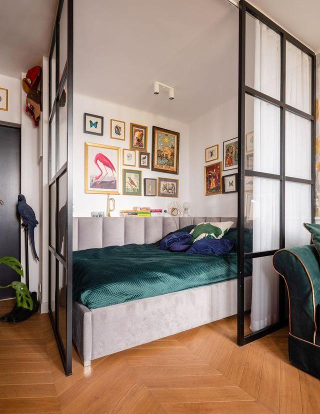 |贴壁纸也不会土,大自然风的30平公寓,华丽配色,材质美,色彩美