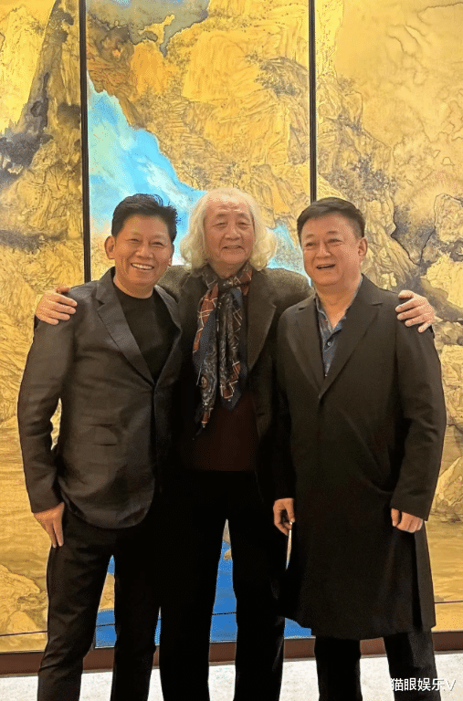 朱军|知名央视主持人朱军近况曝光！与好友看画展，面带笑容状态好