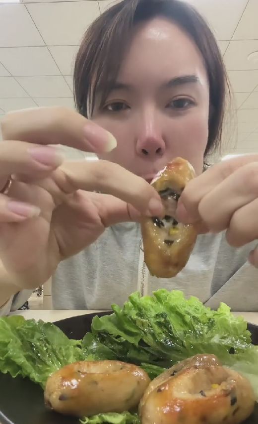 浪胃仙|网红浪胃仙被曝整容，鼻子红肿面部惊悚，下巴酷似蛇精脸