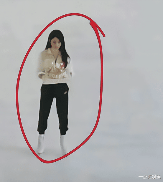 赵丽颖|赵丽颖滑冰镜头被剪，动作熟练端蛋糕，被质疑是替身