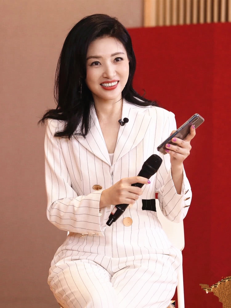 西装|建议职场女性多学学周涛的西装穿搭法则,50岁也能演绎温柔和飒爽 。