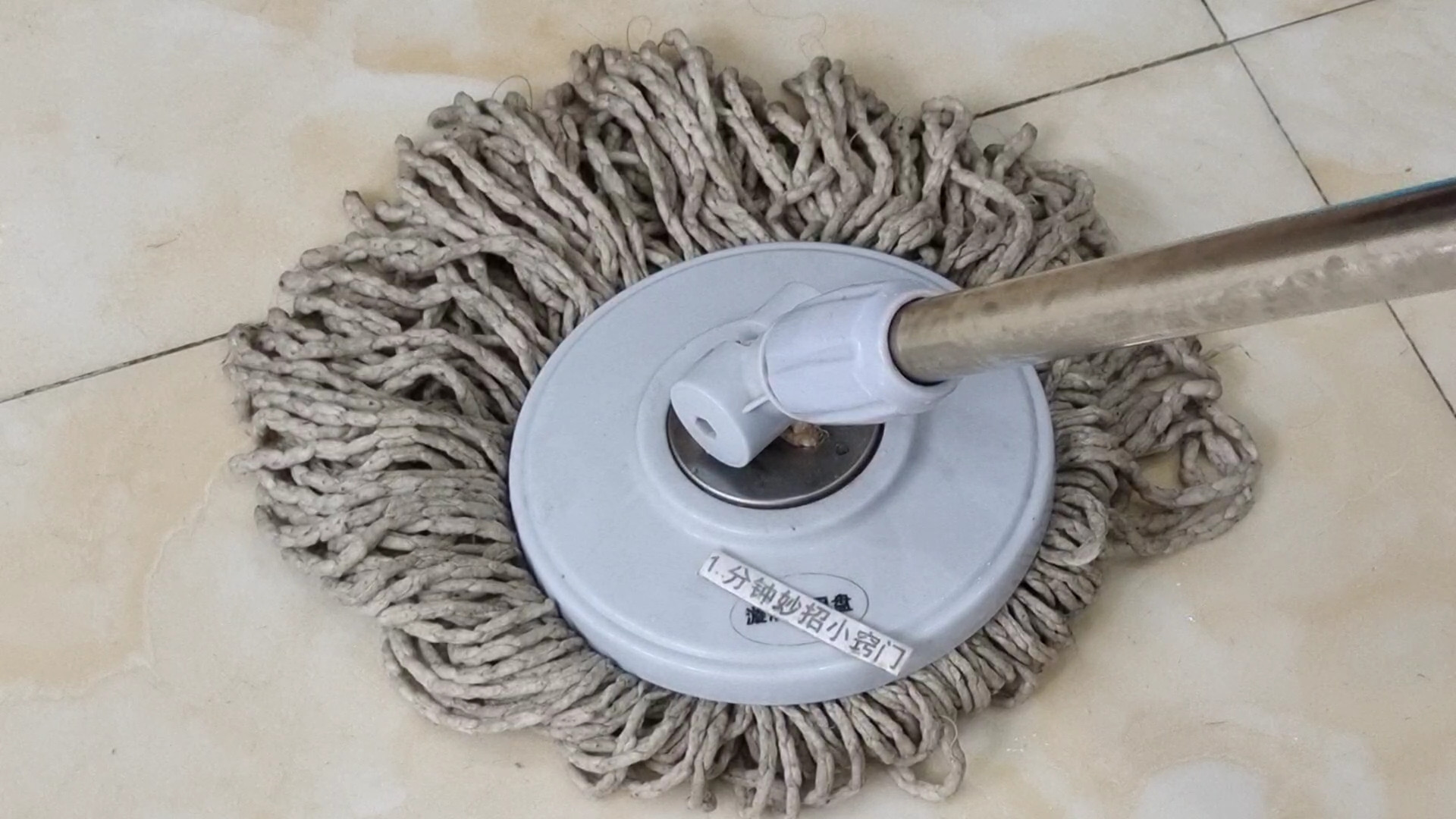 地板脏了别用清水拖，教你一招，家里地板干净又耐脏