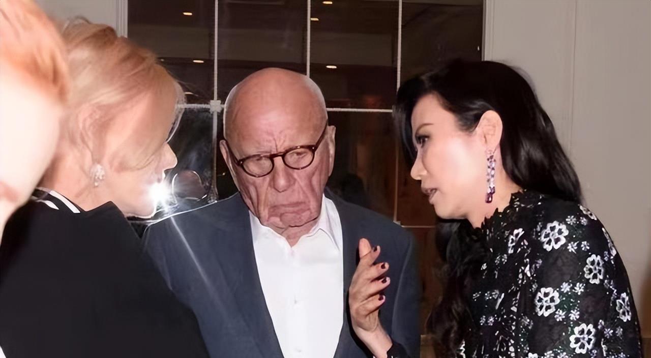 邓文迪|邓文迪与相差38岁的前夫同台，丝毫不显尴尬，两女长相差异大