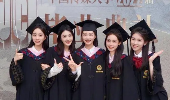 大学生|“如果你的学士服是粉领子，工资可能就这个数”，学姐无奈自嘲