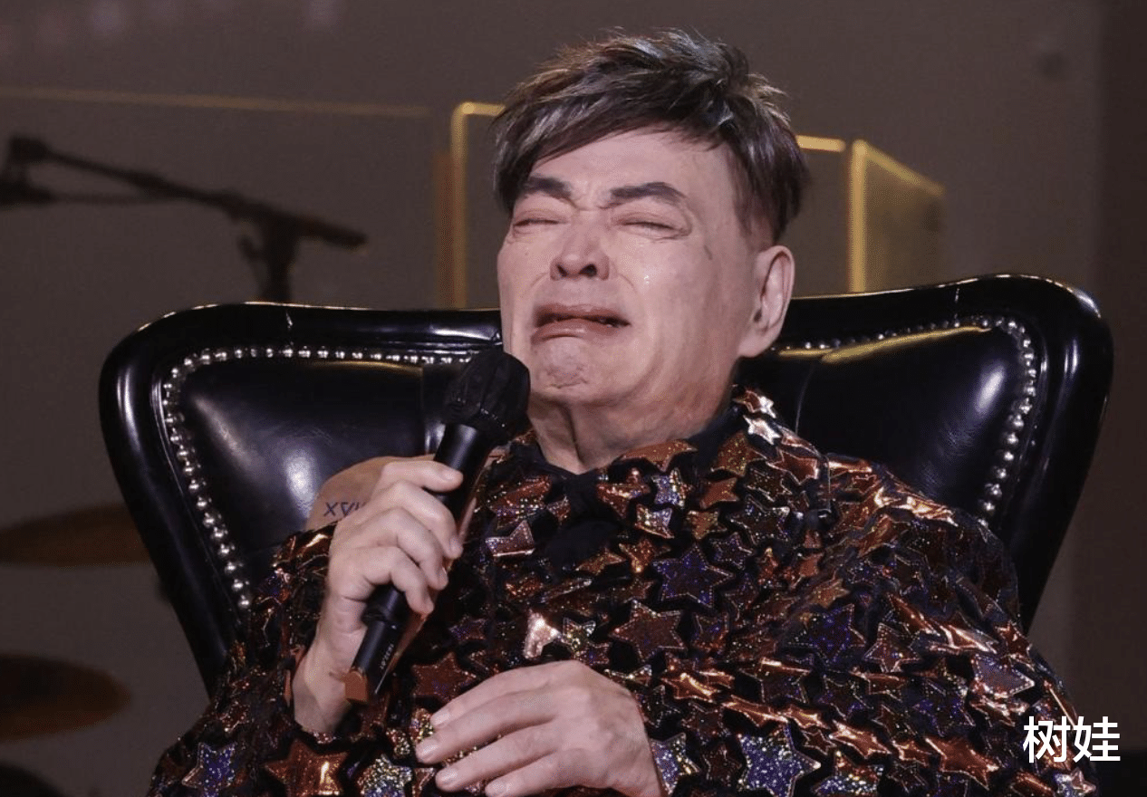 69岁香港歌手病愈后办演唱会，全程坐轮椅献唱，情绪激动三度痛哭