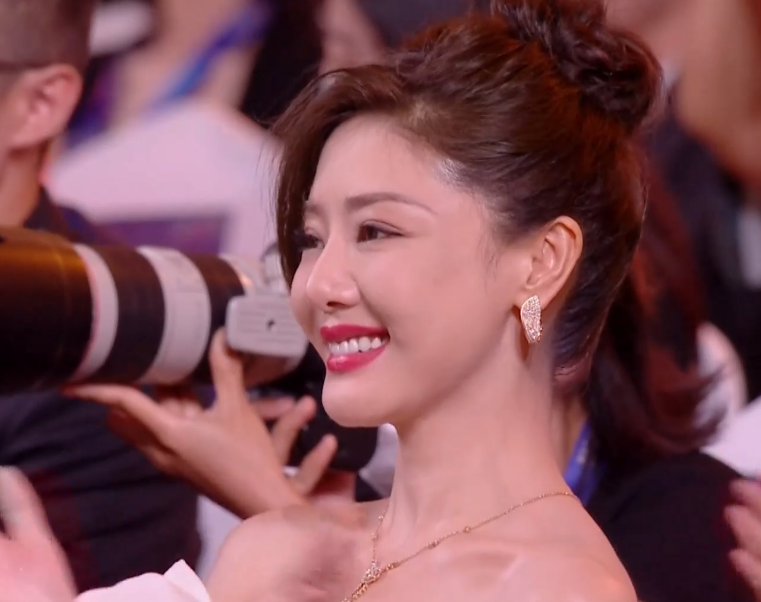 贾玲|百花奖现场明星反应太真实：吴京脸红张译咬牙，贾玲领奖全场哽咽