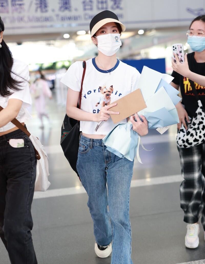 张雪迎|张雪迎穿小狗短袖牛仔裤现身机场，手捧鲜花人气旺