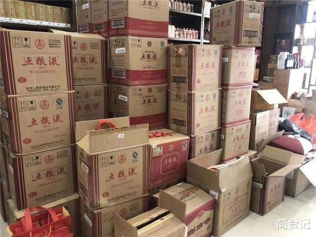 河南民工讨工钱,老板用50箱白酒顶账,差点被套路,网友:快报警